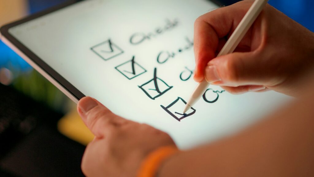 Digitale Checkliste auf Tablet als Symbolbild für Kontroll- und Aufsichtspflichten