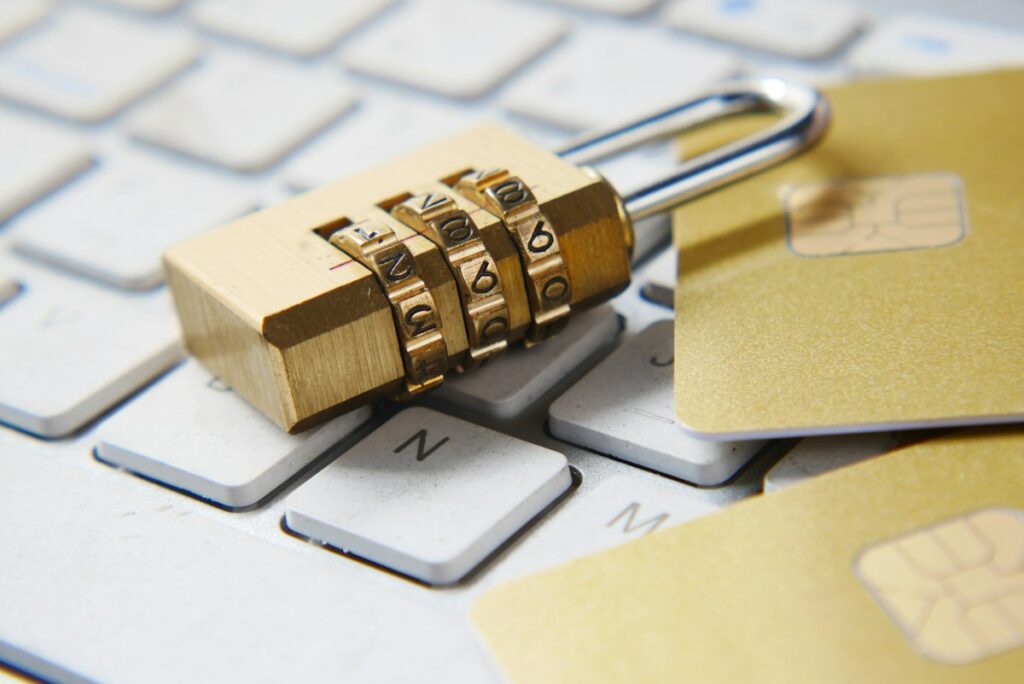 Goldenes Vorhängeschloss auf Tastatur als Symbolbild für Datenschutz nach DSGVO