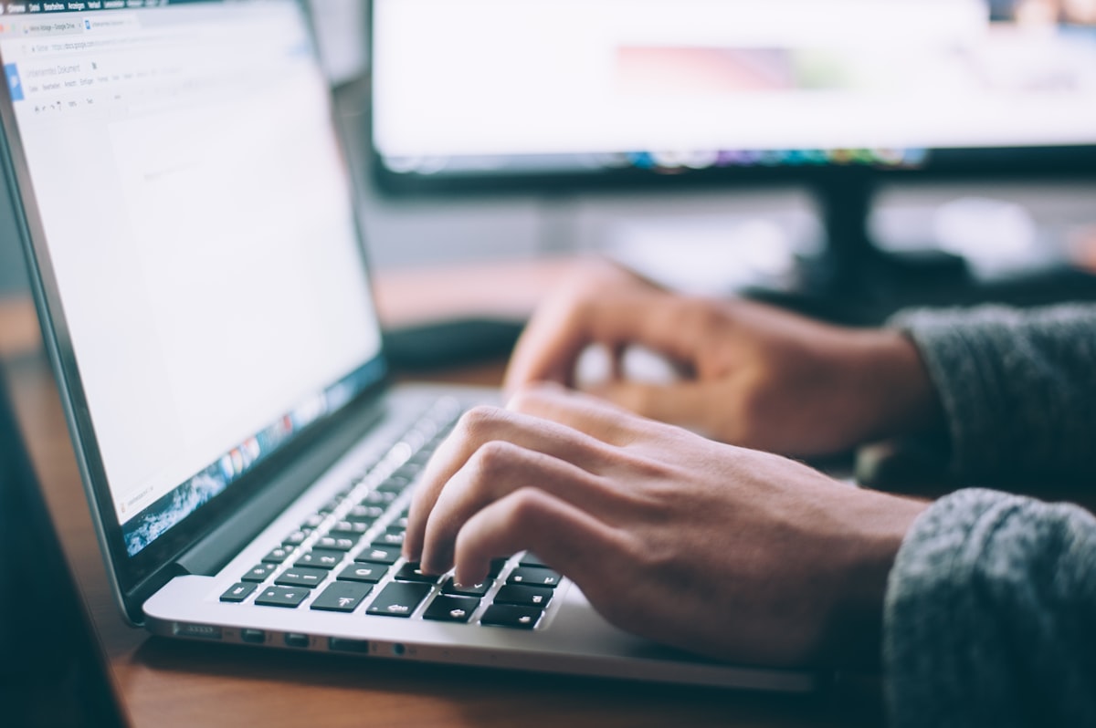 Laptop mit Datenauswertung als Symbolbild für digitales Marketing und Datenschutz