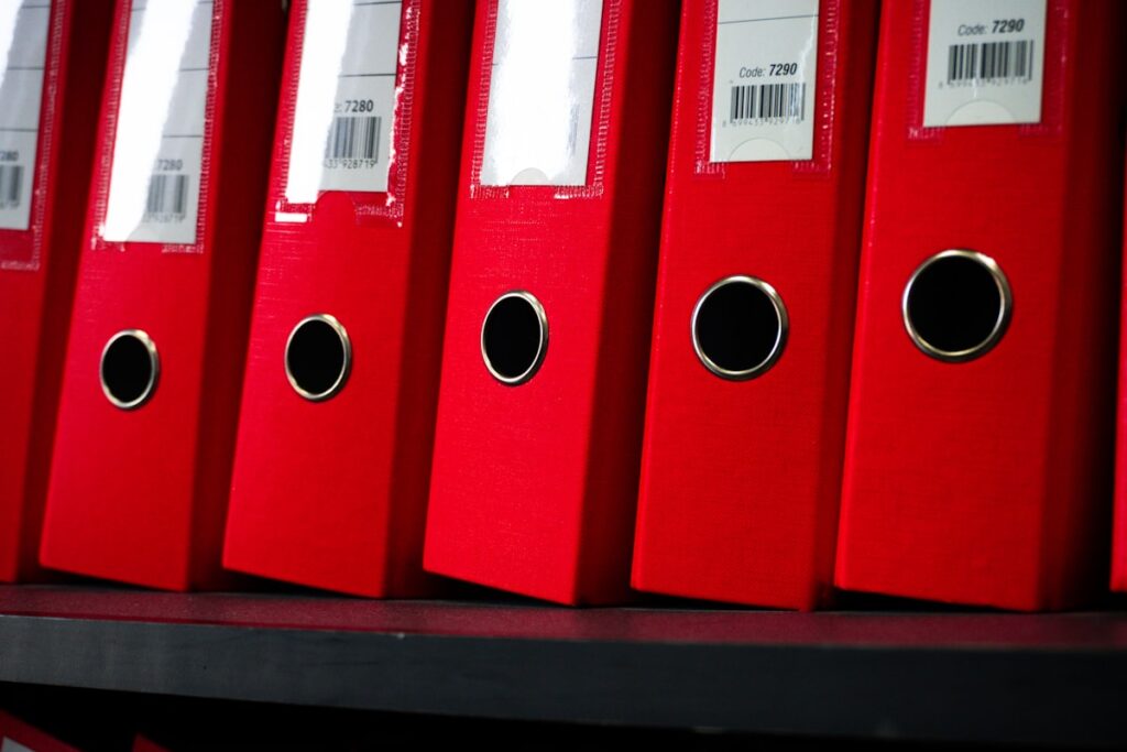 Rote Aktenordner als Symbolbild für Dokumentationspflichten im Unternehmen