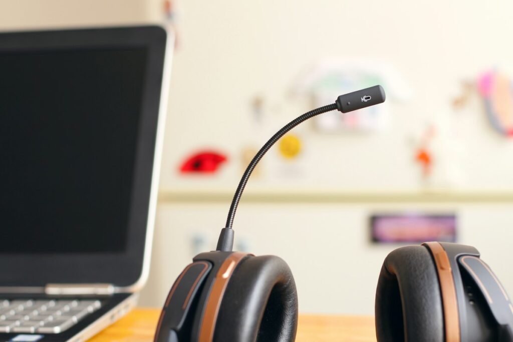 Headset und Laptop als Symbolbild für Kundenkommunikation und Datenschutz im Alltag