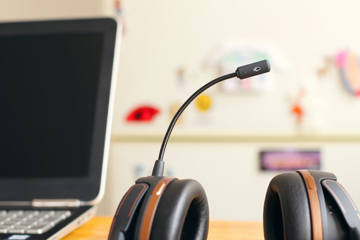 Headset und Laptop als Symbolbild für Kundenkommunikation und Datenschutz im Alltag