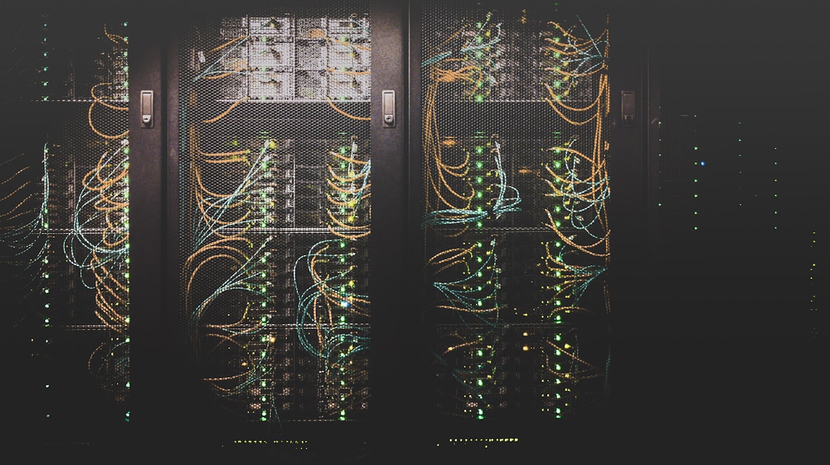 Netzwerkkabel als Symbolbild für Datenverarbeitung und Datensicherheit im Unternehmen