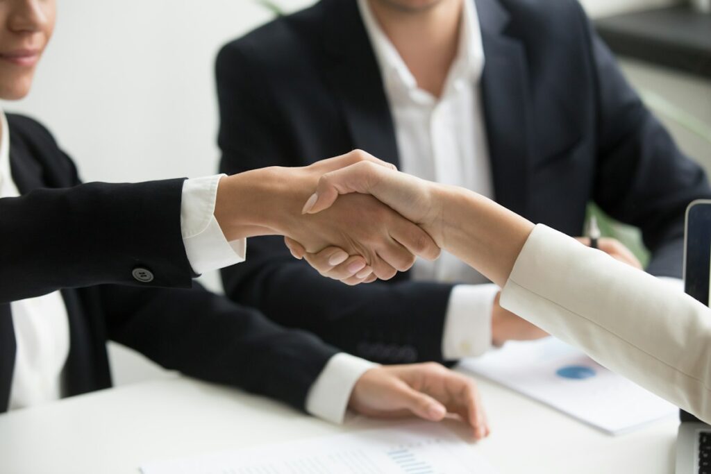 Geschäftlicher Handschlag als Symbol für Vertrauen zwischen Kunden und Geschäftspartnern